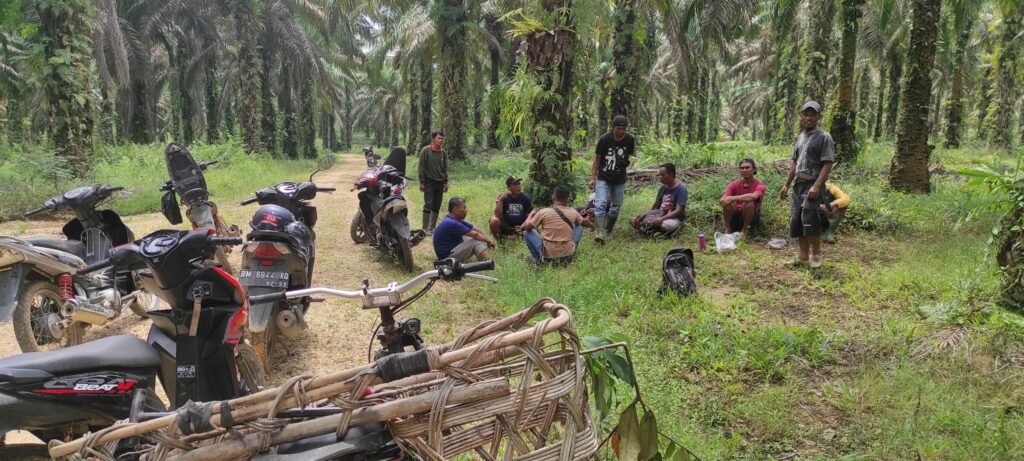 Field verification with community members in Seberang Cengar Village, Kuantan Singingi, Riau.
