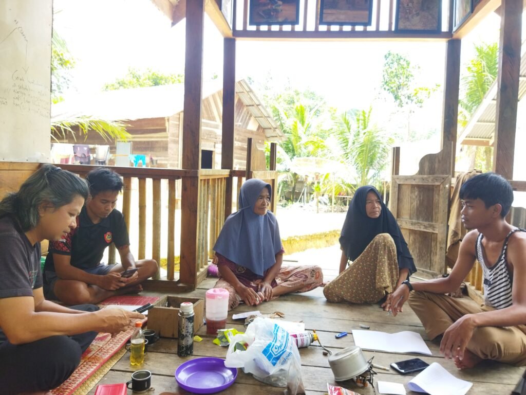 Discussion with community knowledge holders during ethnobotanical data collection in Lubuk Bigau, Riau.