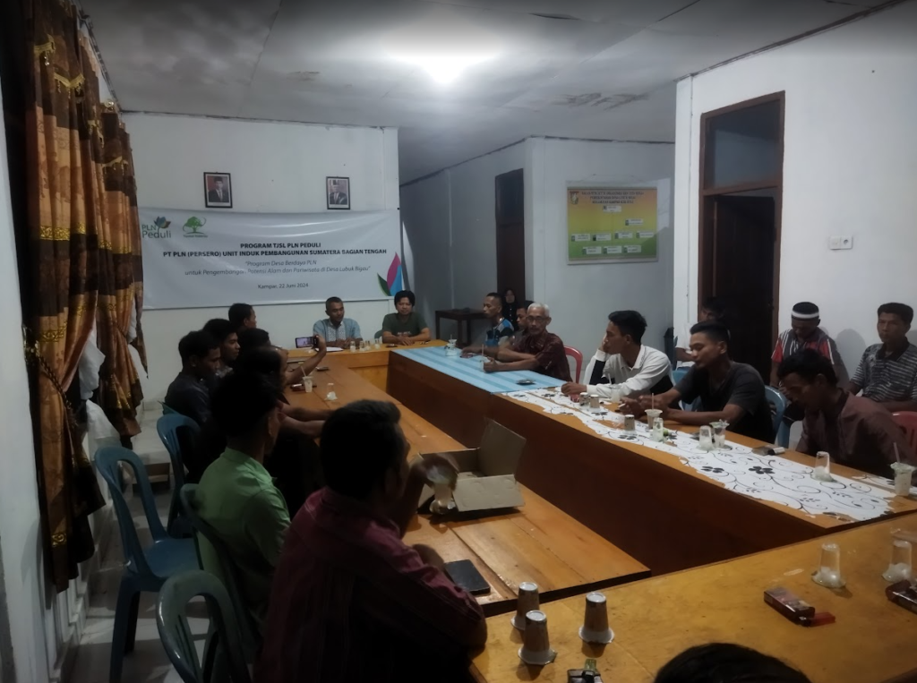 Community and village stakeholders discussing the integrated development programme in Lubuk Bigau