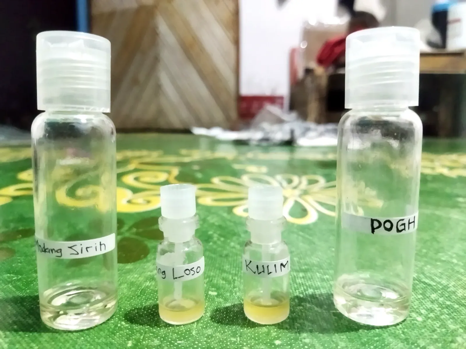 Botol-botol kecil berisi minyak hasil penyulingan tumbuhan hutan.