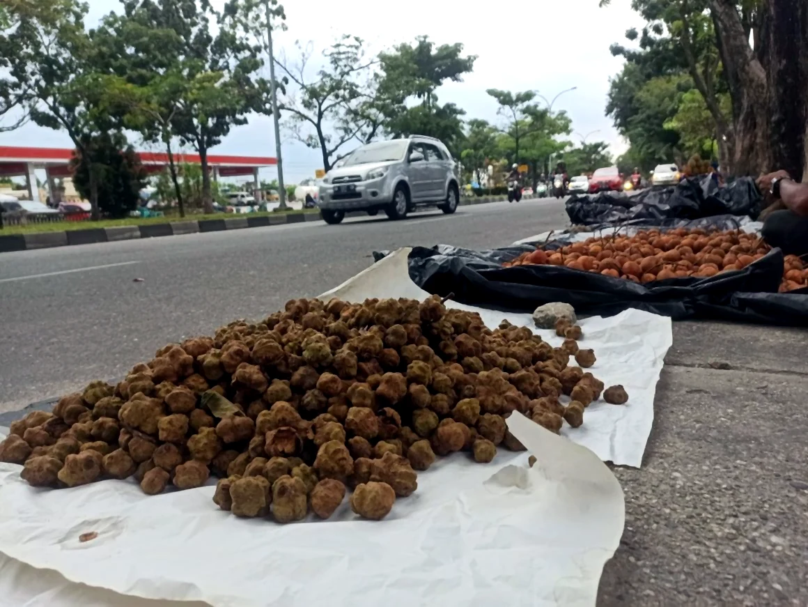 Buah tampui dan barangan dipajang di lapak tepi jalan di Pekanbaru.